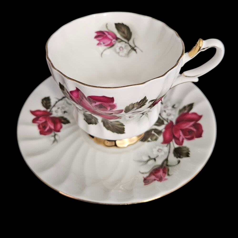 Queen Anne Bone China Red Roses Gold Trim Teacup & Saucer England Vintage